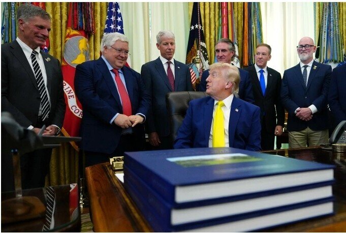 Ông Trump công bố gói cứu trợ 700 triệu USD vực dậy ngành than
