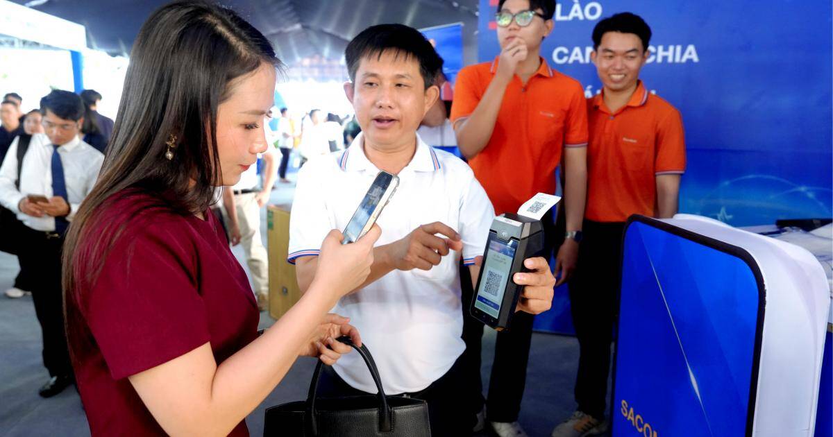 Gian hàng của Sacombank thu hút khách quốc tế tại lễ hội tài chính số 2026