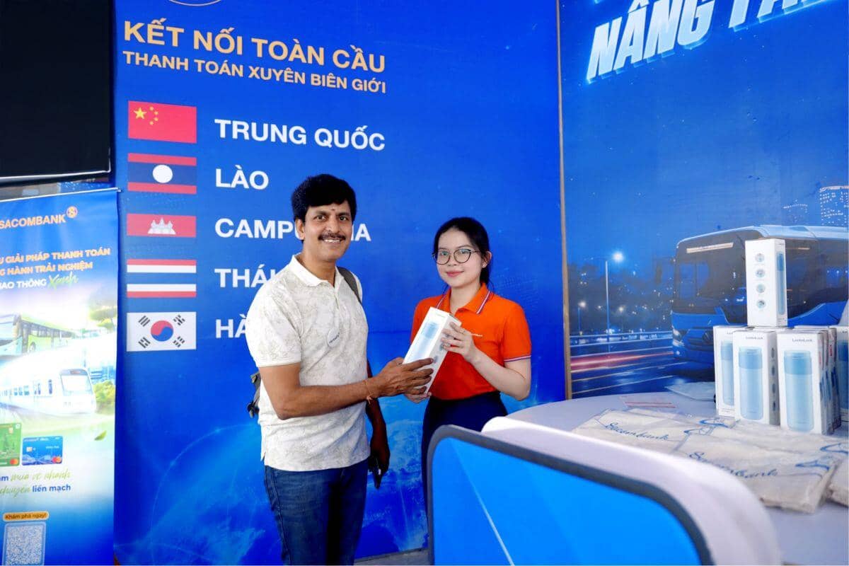 Gian hàng của Sacombank thu hút khách quốc tế tại lễ hội tài chính số 2026