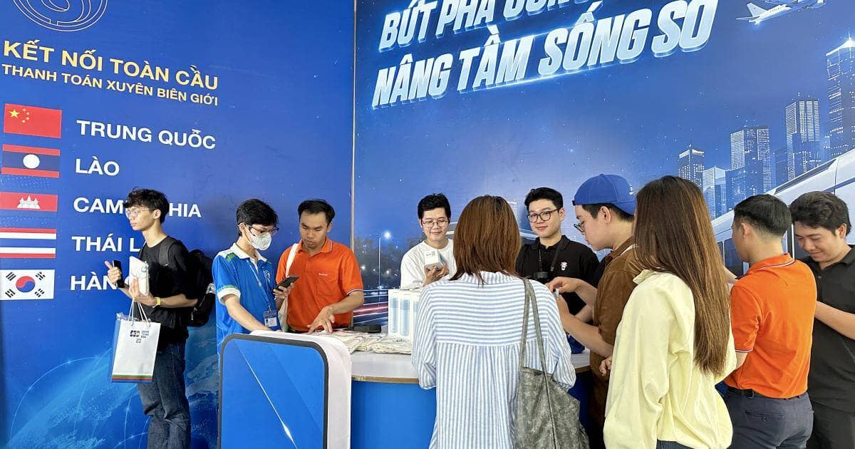 Gian hàng của Sacombank thu hút khách quốc tế tại lễ hội tài chính số 2026