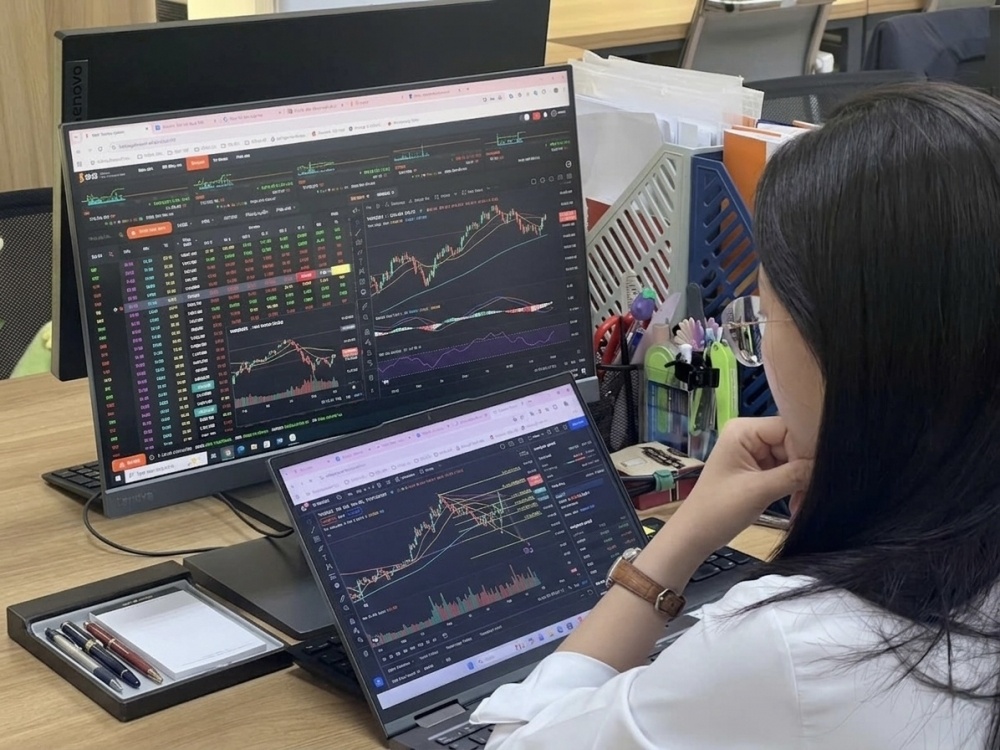 Dòng tiền đứng ngoài cuộc chơi