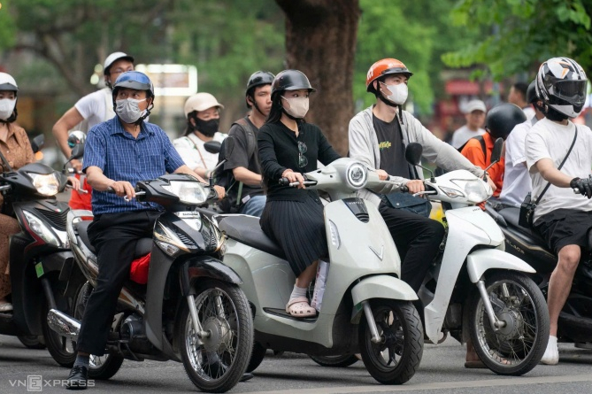 Hà Nội dự kiến thu hẹp diện hỗ trợ chuyển xe máy xăng sang xe điện