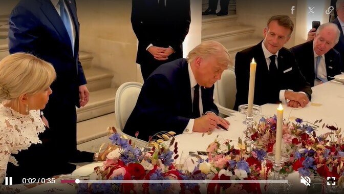 Khoảnh khắc Tổng thống Trump ký thỏa thuận với Iran