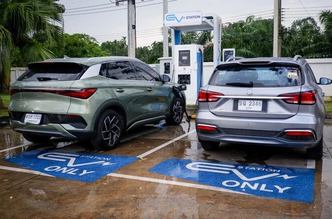 Các nước thiếu hụt trạm sạc trước làn sóng xe điện Trung Quốc