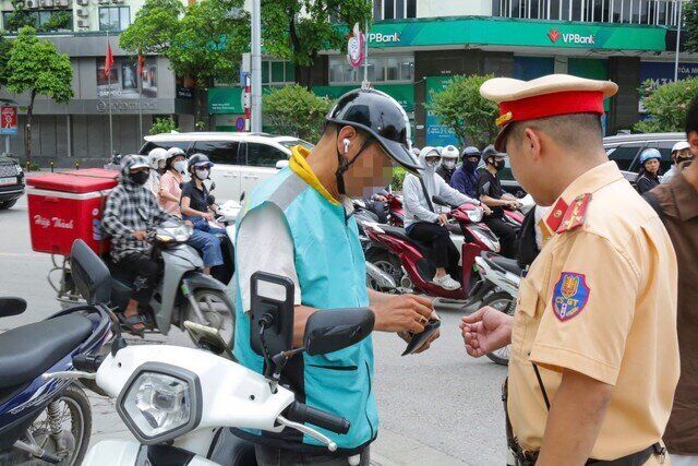 Ra đường vi phạm điều này, nhiều người đi xe máy bị phạt đến 1.000.000 đồng