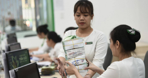 Người vay ngân hàng đón tin vui: Chính sách giữ nguyên nhóm nợ sẽ tác động thế nào đến cổ phiếu tài chính?