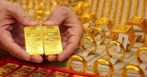 Ôm vàng lúc giá cao, chuyên gia cảnh báo đừng mắc thêm sai lầm này