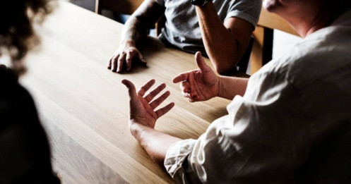 Tôi đã từng giúp một người bạn mới bắt đầu đầu tư — và nhận ra mình học được nhiều hơn người đó