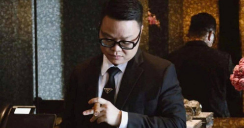 Cảnh sát thu giữ gì trong két sắt của Mr Hunter?