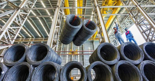 Thép hưởng sóng đầu tư công: Kẻ thắng, người lo