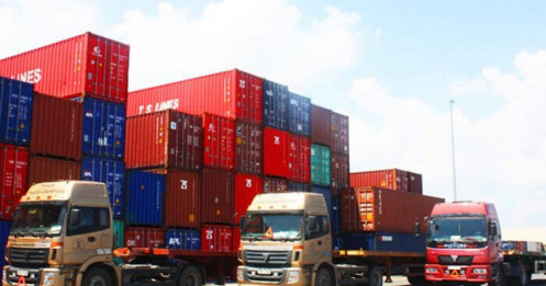 Giá dầu lao dốc, cước container vẫn "neo" cao
