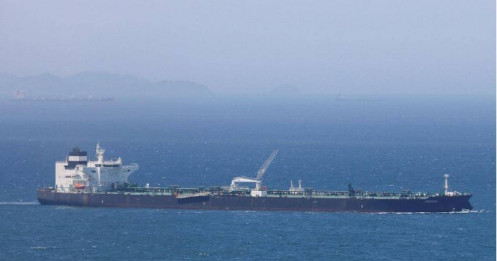 Tàu dầu bốc cháy gần Hormuz, có thể do trúng tên lửa Iran