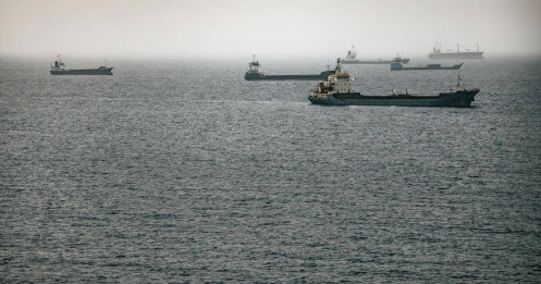Mỹ đánh Iran, vàng giảm, dầu tăng