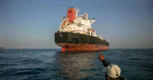 Iran tấn công hai siêu tàu chở dầu trên eo biển Hormuz