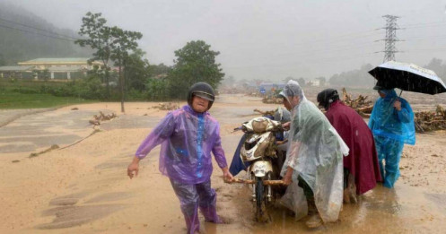 Lũ đổ về quốc lộ 32 như thác