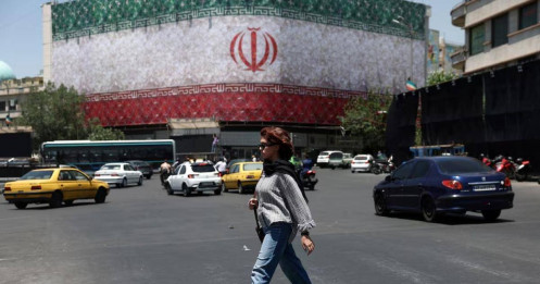Mỹ - Iran: Ai xuống thang trước?