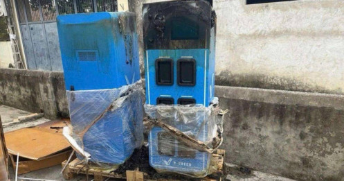 Đi uống bia về, người đàn ông bất ngờ châm lửa đốt 2 tủ đổi pin VinFast