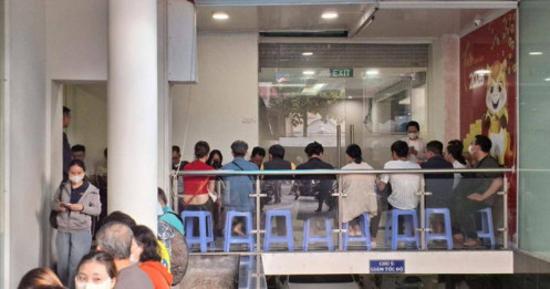 Cảnh hiếm thấy: Người mang vàng miếng SJC đi bán đông bất thường