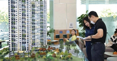 Nhà đắt, lãi cao, người mua dè chừng