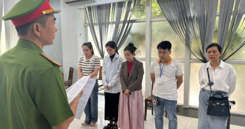 Sốc: Người chưa tốt nghiệp THPT giả làm bác sĩ, phòng khám thu tiền bằng chiêu "vẽ bệnh"