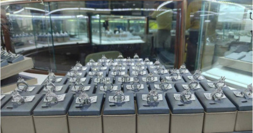 NHNN nhắc người dân: Bình tĩnh, kiểm tra kỹ trước khi giao dịch vàng, kim cương lúc này