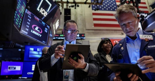 Dow Jones lập đỉnh, dầu mất 4%