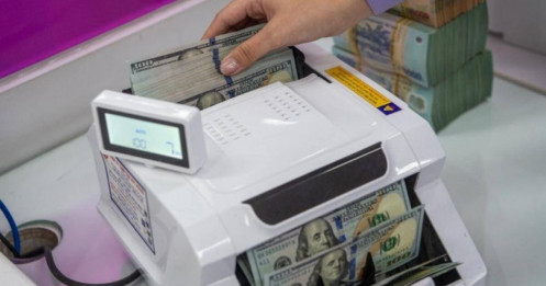 Hiện tượng hiếm gặp trên thị trường ngoại hối: Vì sao giá USD tự do bất ngờ rẻ hơn ngân hàng?