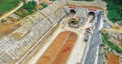 Xây lắp chịu “sức ép kép” từ giá và giải ngân