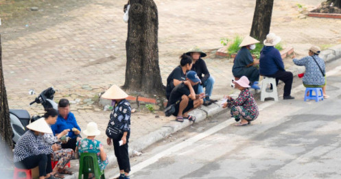 Vé Việt Nam – Malaysia “cháy” giá: Phe vé hét 5 triệu/cặp, dân mạng choáng