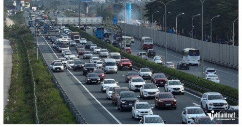 Phạt xe không giữ khoảng cách trên cao tốc: Đường ùn tắc, tài xế xử lý thế nào?