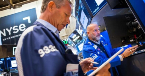 Tiếp đà lao dốc, Dow Jones giảm hơn 400 điểm