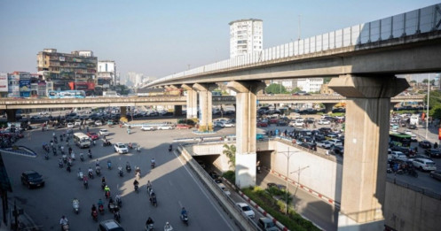 Ô tô dàn hàng, xe máy leo vỉa hè ngày đầu đi làm sau kỳ nghỉ lễ
