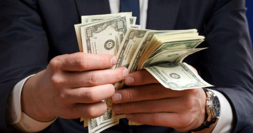 Vì sao người giàu tập trung xây sự nghiệp, còn người giàu chỉ chạy theo thu nhập?