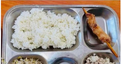 Suất ăn 40.000 đồng bị chê “lèo tèo”, học sinh lại phải chờ đến hơn 12h mới được ăn