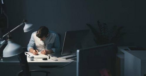 Kẻ mộng mơ nghèo túng và chiếc bàn cân của thế giới thực dụng