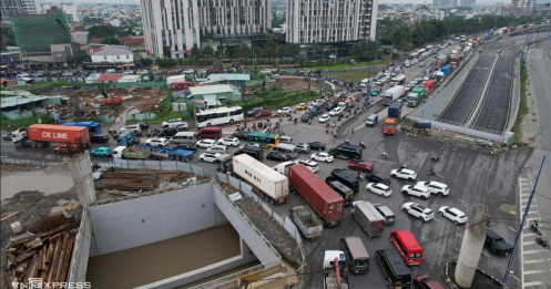 Đóng hầm chui lớn nhất TP HCM vì ngập, giao thông rối loạn