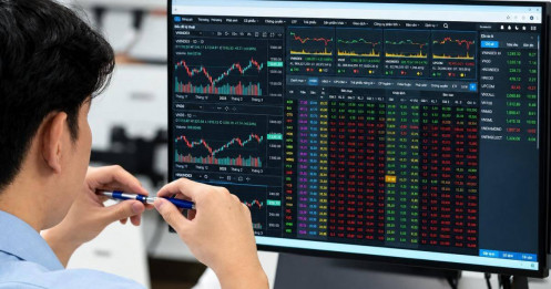 Lãi suất hạ, tiền có quay lại chứng khoán?