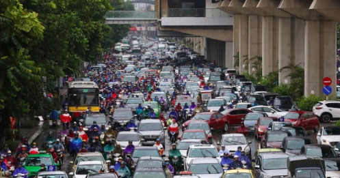 Hàng triệu học sinh ra đường vào 7h: Vì sao không học lệch giờ để giảm kẹt xe?