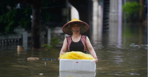 Hà Nội có nơi ngập gần một mét, người dân chèo thuyền trên đường