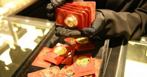 Bạc bùng nổ đà tăng, vàng duy trì trạng thái giằng co chờ tin Fed