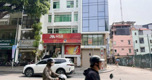 Hàng loạt mặt bằng ‘vàng’ bỏ trống, biển treo la liệt tìm khách cho thuê