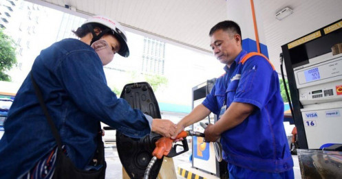 Nghịch lý giá xăng trong nước