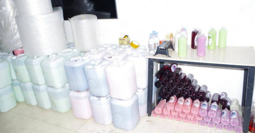 Gần 1.800 lít rượu không rõ nguồn gốc nằm sau gian hàng TikTok Shop này