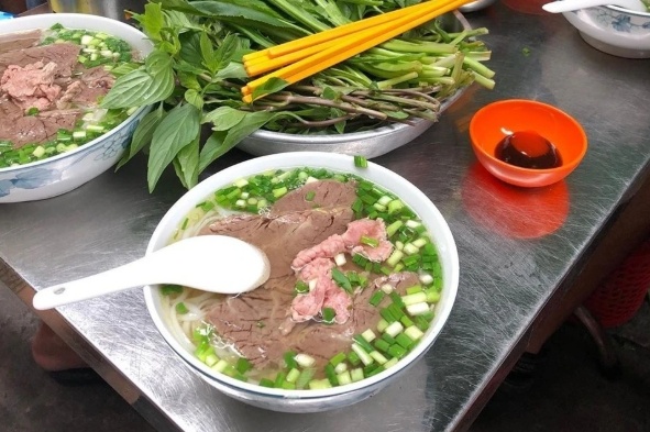 Xăng hạ, vì sao quán ăn chưa giảm giá?