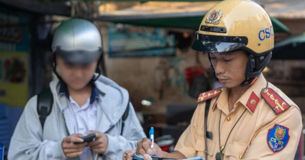 Học sinh 16-18 tuổi bị cấm đi xe máy?