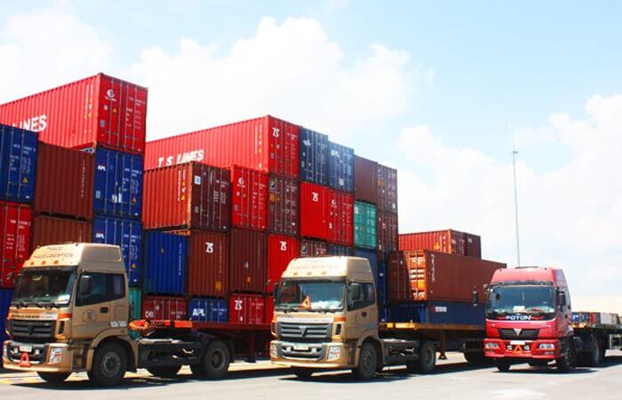 Giá dầu lao dốc, cước container vẫn "neo" cao