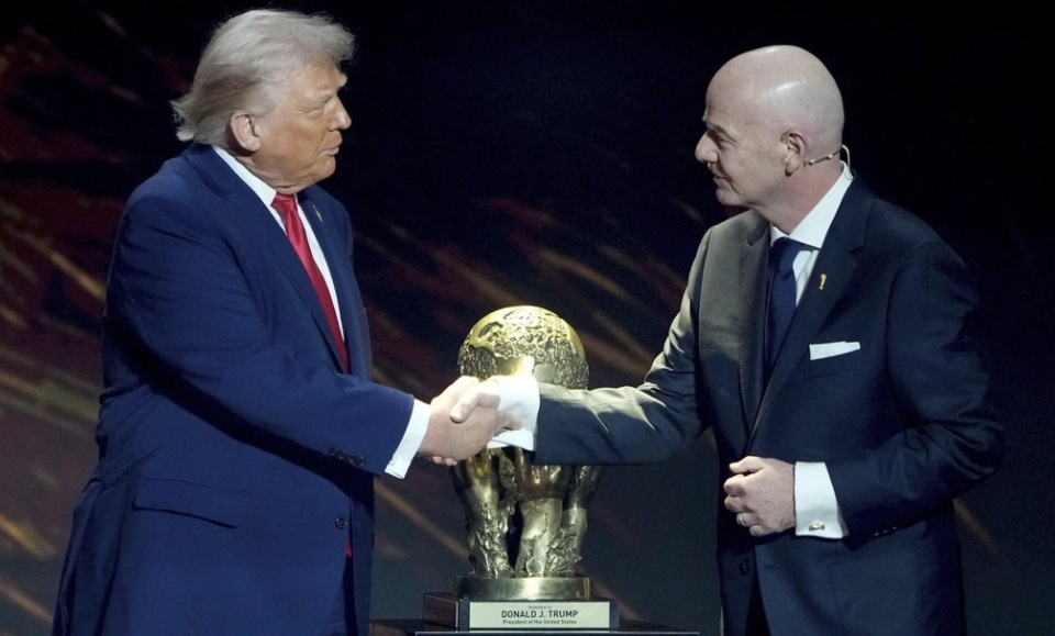 Ông Trump nguy cơ khuấy 'bão chính trị' vì tấm thẻ đỏ của Balogun