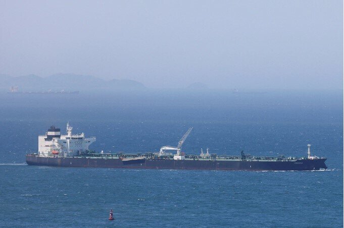 Tàu dầu bốc cháy gần Hormuz, có thể do trúng tên lửa Iran