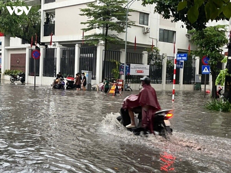 Mưa lớn trên diện rộng, nhiều tuyến phố Hà Nội ngập cục bộ, giao thông ùn tắc kéo dài