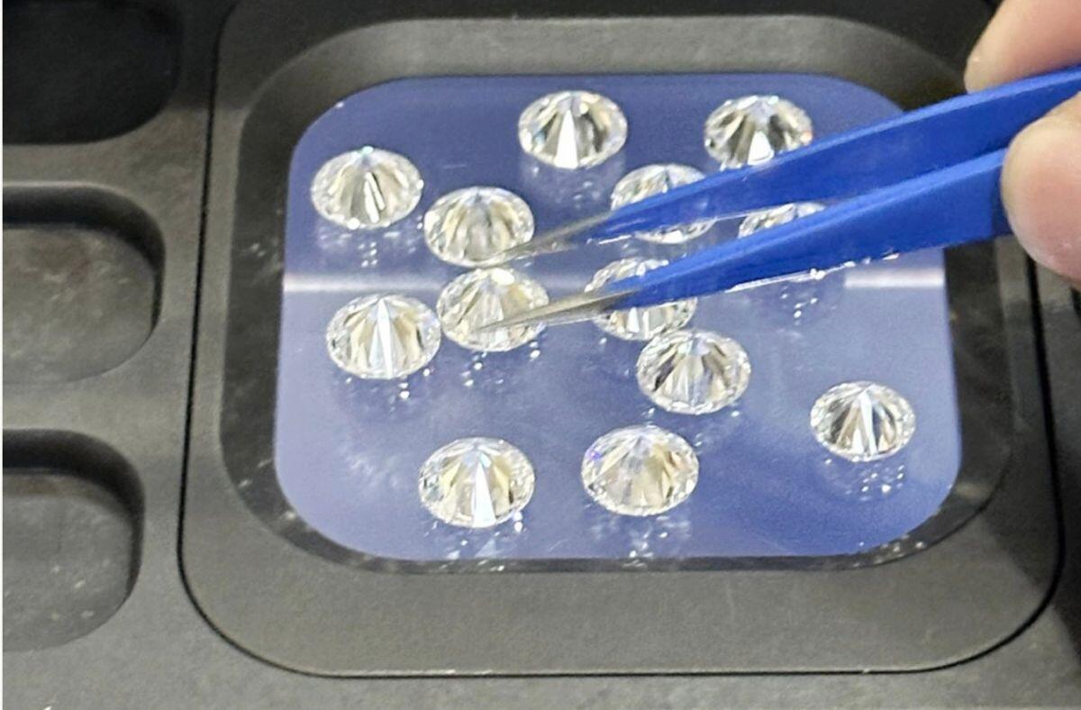 Người đàn ông Ấn độ mang gần 1.500 viên kim cương vào Việt Nam
